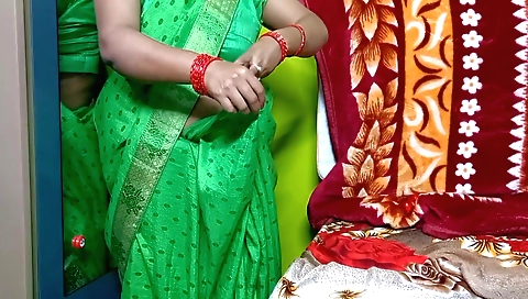Indian babe shows off her body and looks beautiful in a saree