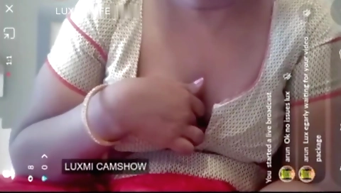 Amateur solo female live camshow showing her wet pussy