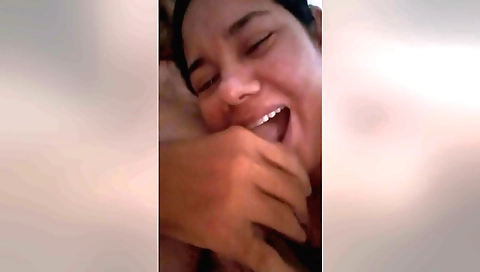 Indian amateur girl sucks deepthroat from the camera