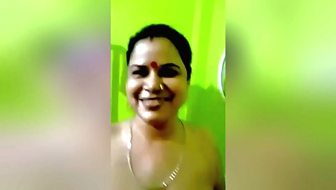 Sexy amateur brunette milf naked video on web camera