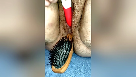 Indian babe with hairy pussy gets her hairbrush in pussy