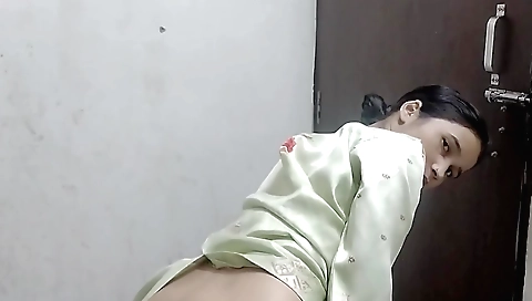 Asian slutting in the bathroom in the indian porn video