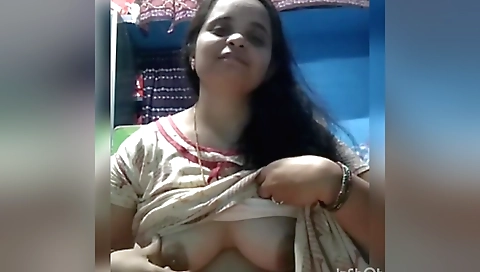 Indian milf shows off her big boobs in a solo video