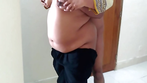 Milf in big ass shows off her tits and body in amateur video