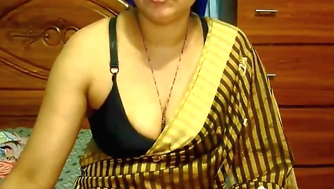 Indian hottie gets fucked and plays with her pussy