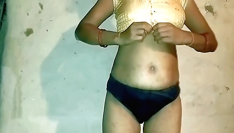 sexy babe solo video shows her sexy ass and sexy face