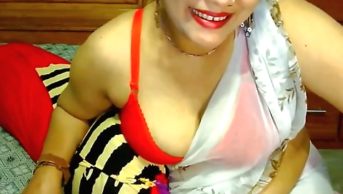 Indian chick with a sexy face and a beautiful body
