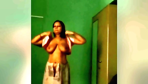 amateur brunette chick doing amateur solo at webcam video
