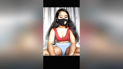 Hot girl fingering and masturbating in amateur solo vid