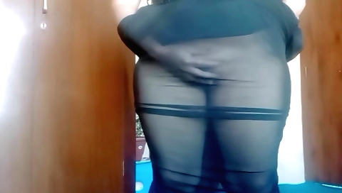 Daring amateur chick sucking her pussy in hot video