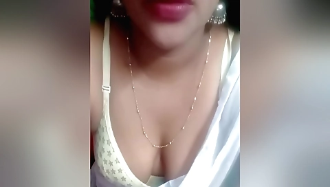 Desi ghar per akelehai pure romntic mood me aao Deko ksey chudwati haa