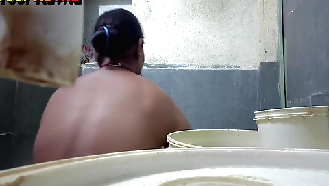 Amateur woman in bathroom makes pornographic video