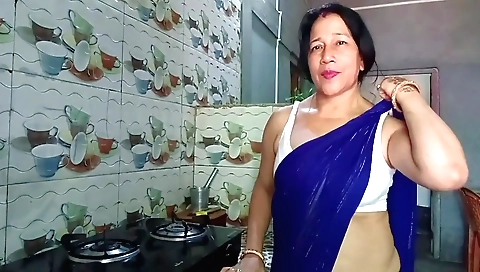 Indian babe plays with her tight asshole on the bed
