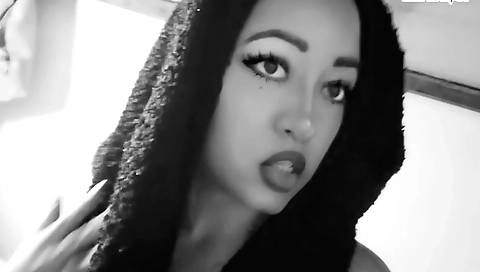 Amateur witch girl becomes a witch and makes a spell for fans