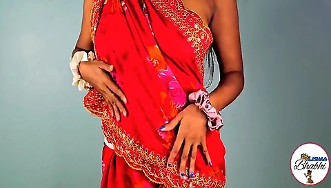 Indian hottie dances on the bed in front of the camera