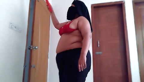 Indian amateur bwwn maid shows her big ass and tits