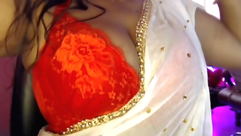 Sari with a sexy body is masturbating in her nude 3D sex video