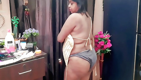Indian beauty shows off her beauty in homemade solo video