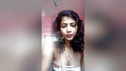 Indian woman with a sexy body shows her naked body on web camera