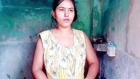 Indian girlfriend fucks herself and gets a creampie
