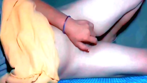Indian girl fucks herself in her pussy in hd video