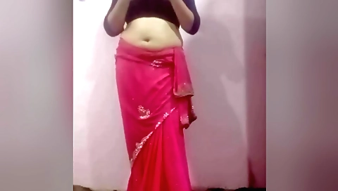 Indian amateur video shows a blonde taking a hot shower
