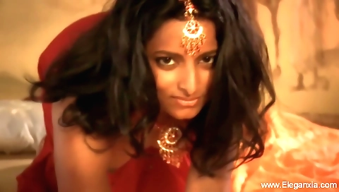 Indian milf with a nice body and a nice smile fucking herself