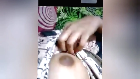Indian babe in a sexy outfit in a sexy pose and sexy pose video