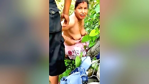 Indian amateur milf shows her natural body in her favorite home