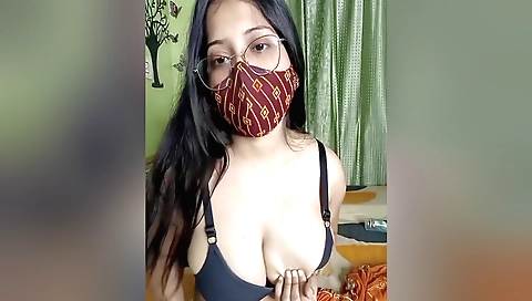 Indian woman cumshots from big boobs in hd solo video