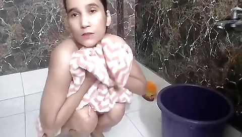 Indian girl in bathroom has a fun sex in her solo video