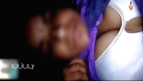 Indian housewife masturbates while playing video call