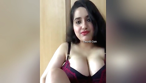 Sexy Indian babe shows off her tits and pussy on webcam