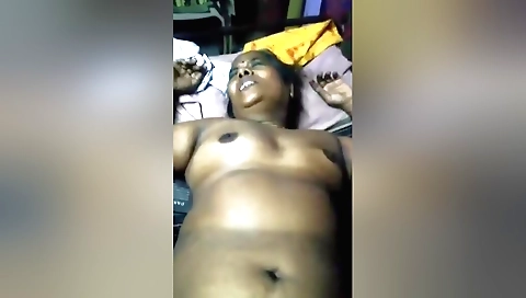 Indian mature gets fingered in homemade porn video
