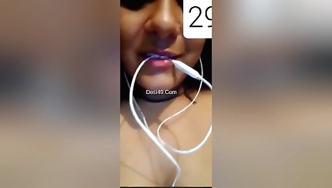 Horny indian slut with a nice body enjoys a solo video