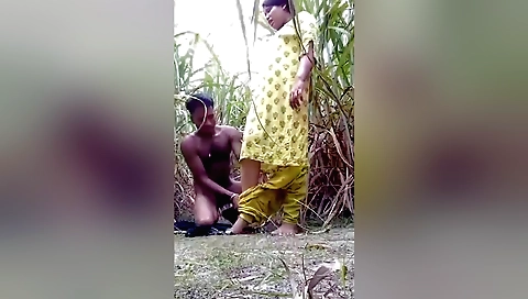 Outdoor sex with a big ass brunette in amateur video