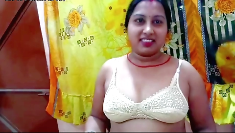 Neighbors Aunty Was Going To Take Bath And Left Her In A Hurry