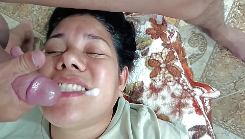Brunette milf with a nice face receives a nice facial