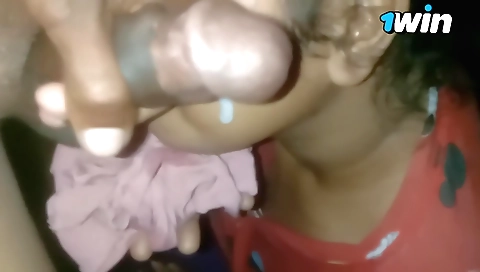 Amateur brunette gets a facial to her pussy lips and face